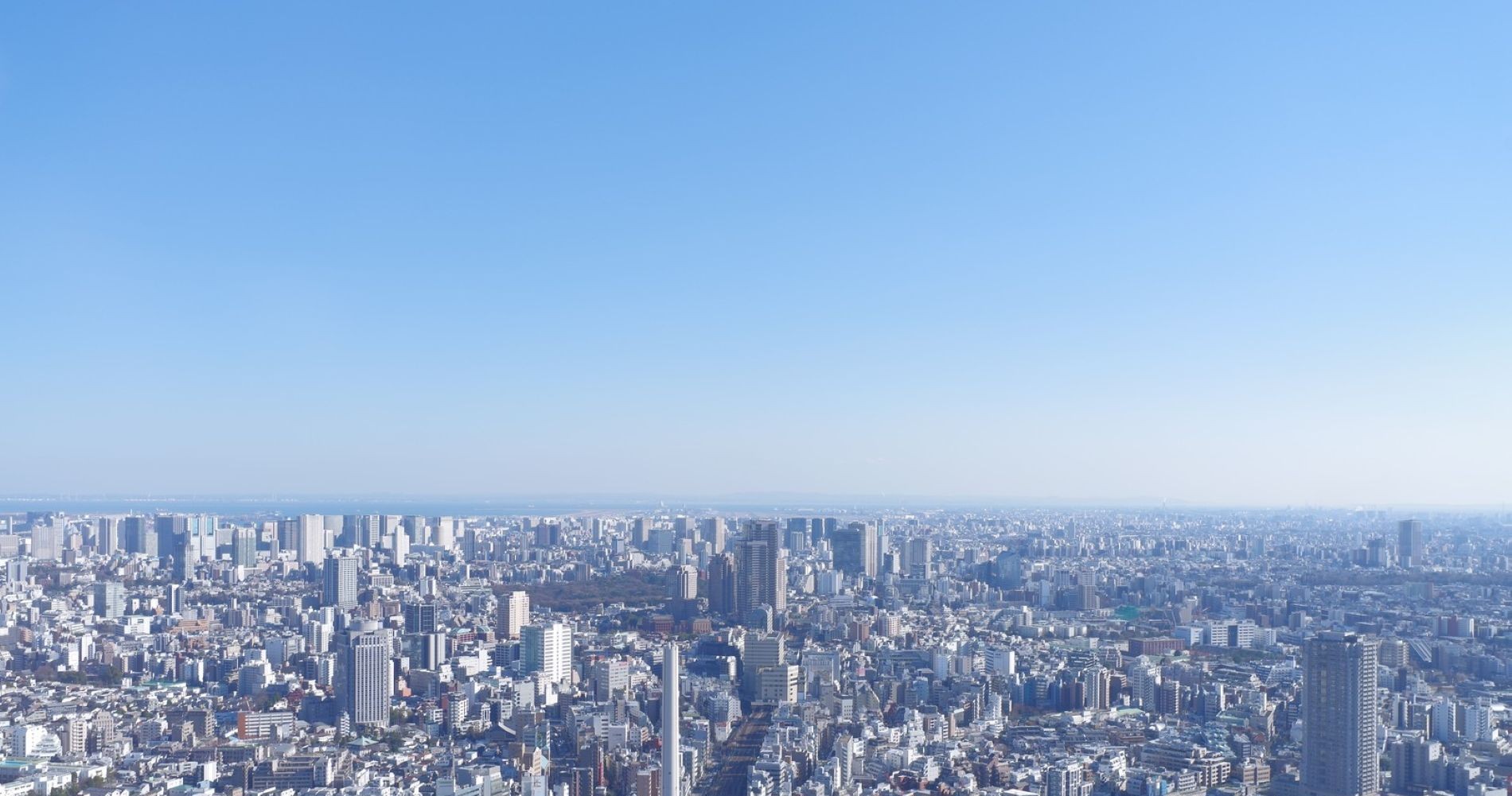 都会の街並みと空